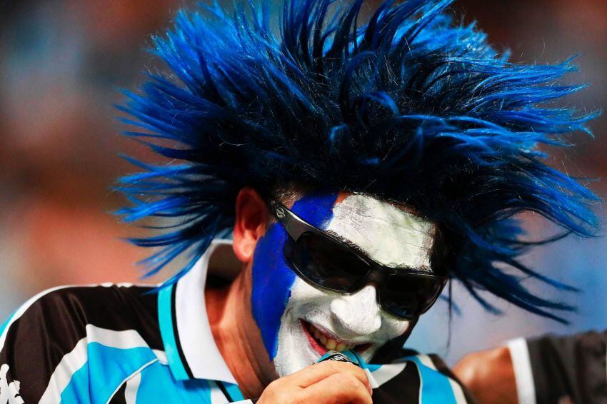 
Foto: AFP | Un fan de Gremio besa el escudo de su camiseta durante el partido por la semifinal
   