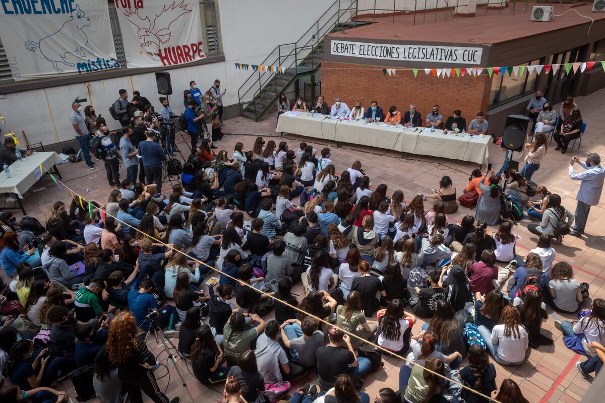 Los candidatos de todas las fuerzas políticas de Mendoza debatieron sus ideas ante los alumnos del Colegio Universitario Central (CUC). 