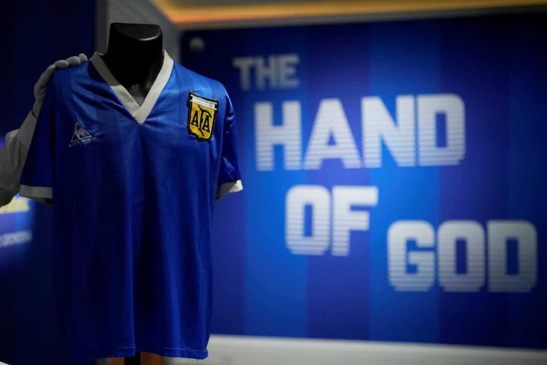 Subasta camiseta de Maradona en Londres (AP)