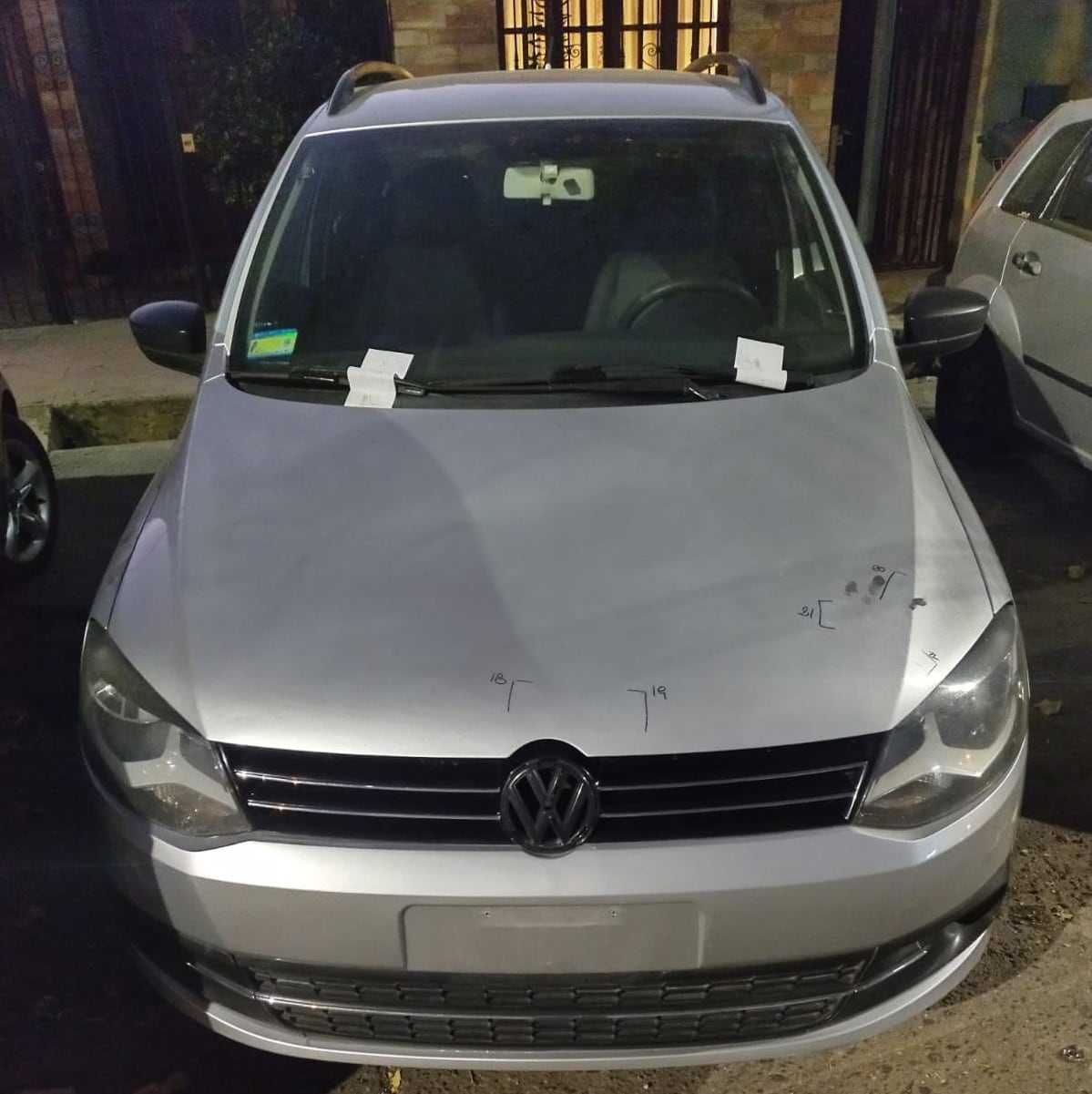 La camioneta VW Surán no tenía patente delantera y la trasera estaba adulterada. Además tenía pedido de captura por robo.