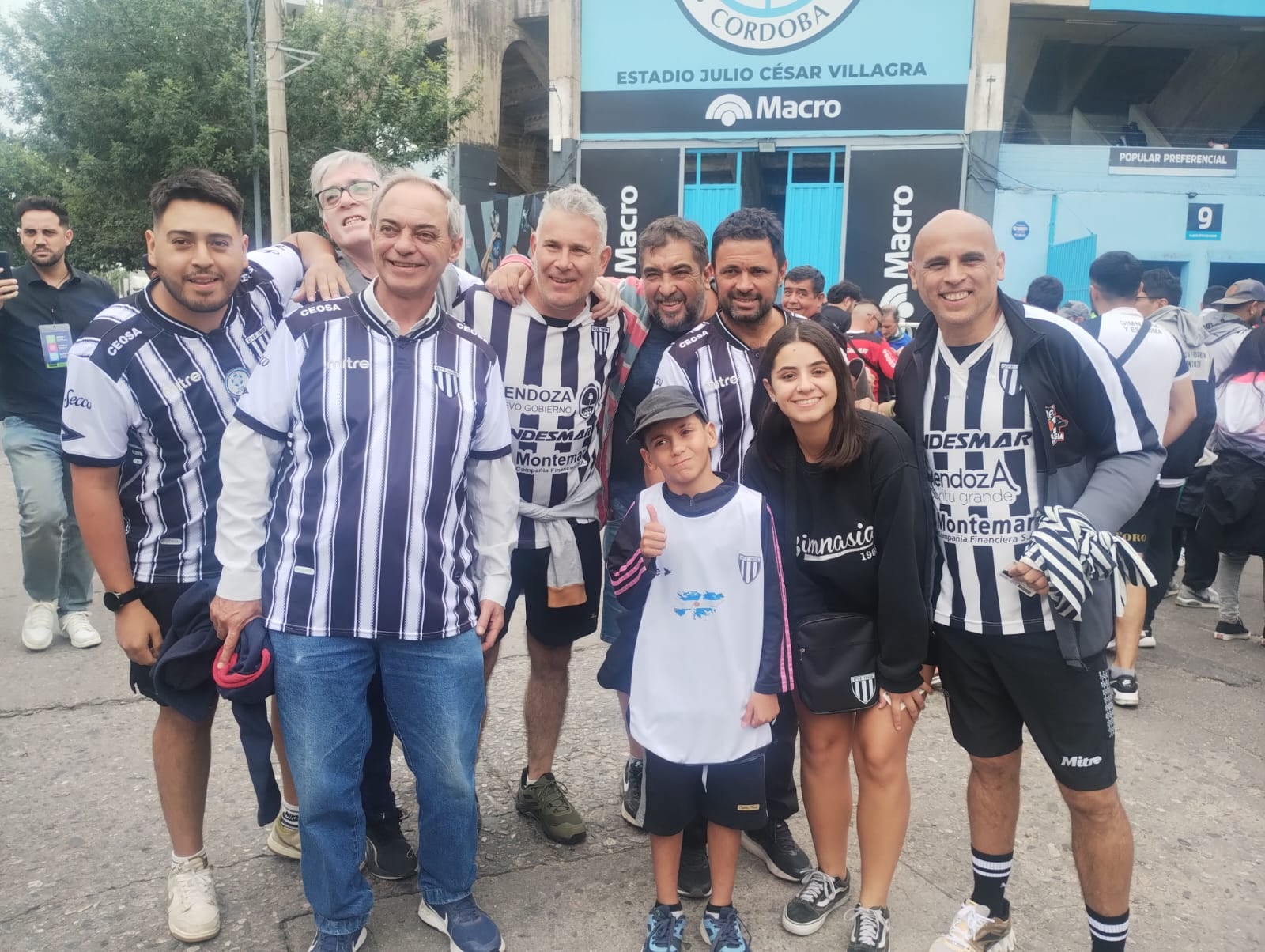 Más de 5000 hinchas del Lobo coparon la provincia de Córdoba. Impresionante. / Los Andes.