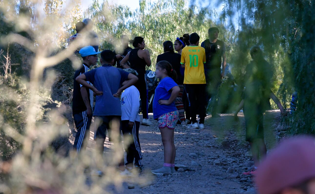 Los vecinos del  Barrio Urundel de Godoy Cruz, conmocionados tras el doble homicidio.
Foto: Orlando Pelichotti