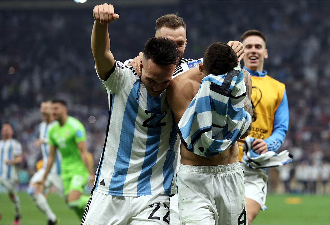 Lusail (Qatar), 18/12/2022.- Gonzalo Montiel (front-R) of Argentina reacts with Lautaro Martinez after scoring the decisive penalty during the penalty shoot out during the FIFA World Cup 2022 Final between Argentina and France at Lusail stadium, Lusail, Qatar, 18 December 2022. (Mundial de Fútbol, Francia, Estados Unidos, Catar) EFE/EPA/Tolga Bozoglu
