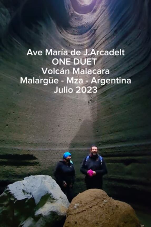 Quiénes son los dos mendocinos que se grabaron cantando a capella en el interior de un volcán de Malargüe. Foto: Captura YouTube