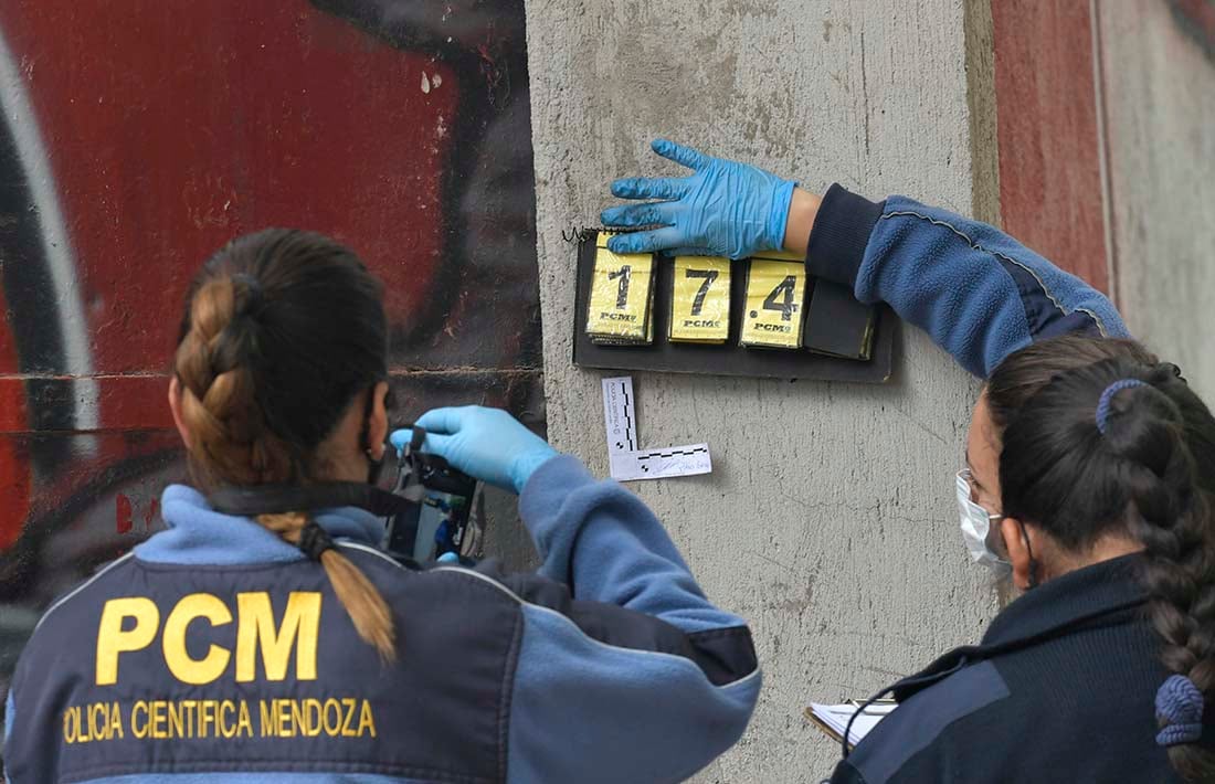 Policía Científica, realiza peritajes en las inmediaciones del Estadio San Martín
Otra vez la violencia y la barbarie se hizo presente en un partido de fútbol. Por el Federal A, el Club Huracán Las Heras recibía a Ferro, Incidentes en la barra local provocaron la suspensión del partido.
Foto: Orlando Pelichotti