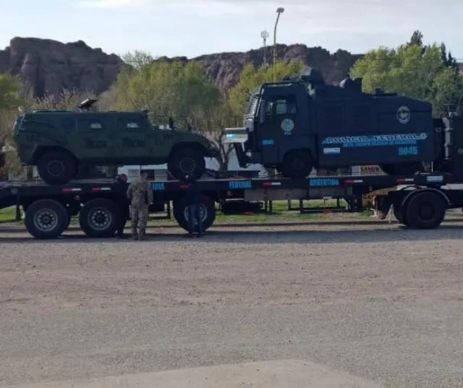 Este lunes llegaron al aeropuerto de Bariloche dos aviones con policías federales y pertrechos de seguridad. (Foto: gentileza: diario Río Negro)