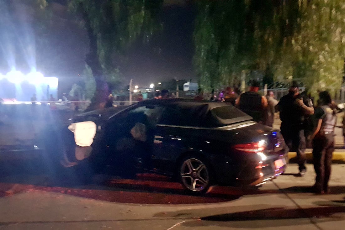 El conductor del Mercedes Benz tenía arma y cargadores a bordo - Foto Orlando Pelichotti / Los Andes