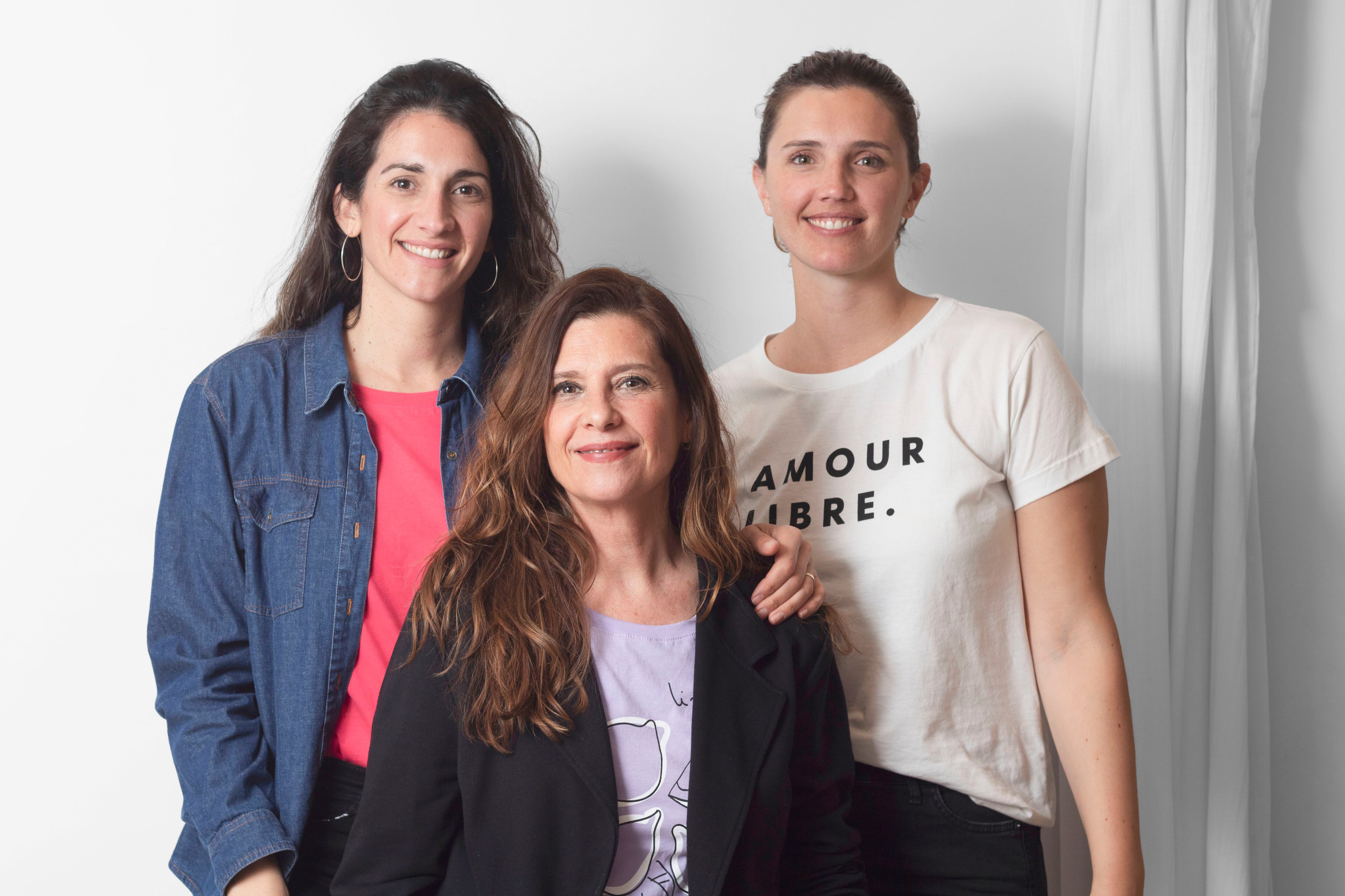 Nélida junto a sus dos hijas, Agostina y Daniela.