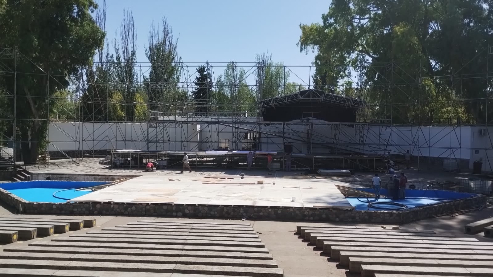 El escenario del Chacho Santa Cruz está listo para la fiesta vendimial y poder recibir miles de turistas y vecinos