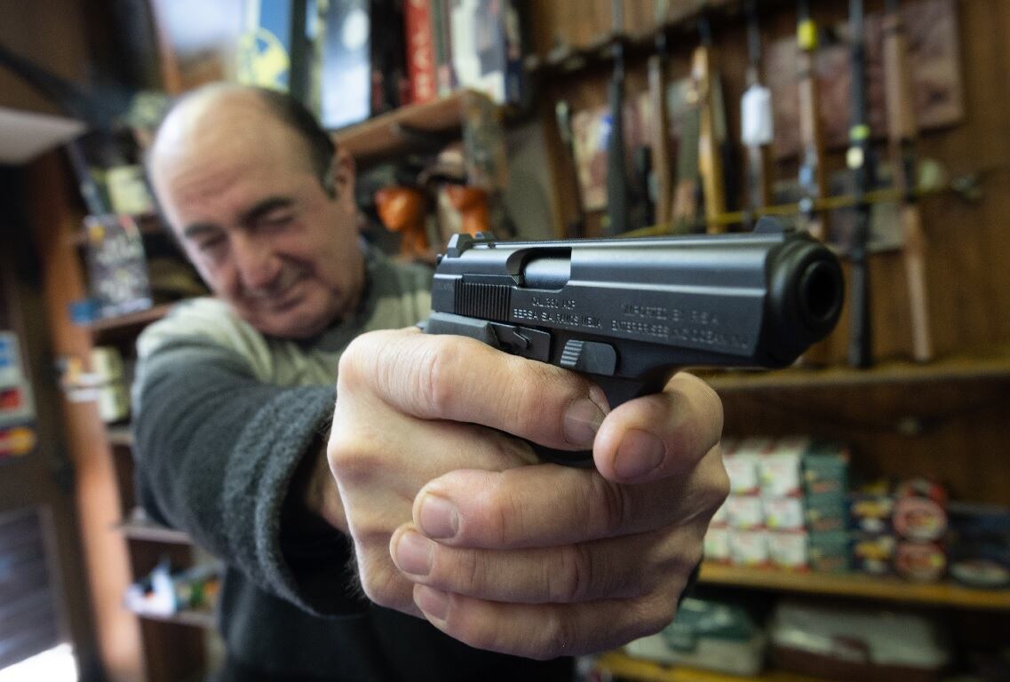 Jorge Cascarano es dueño de una de las armerías más antiguas de Mendoza. Foto: Ignacio Blanco / Los Andes