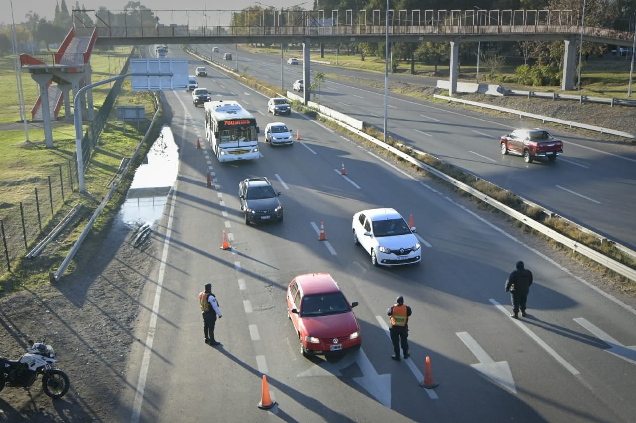 Controles en el Acceso Este por la vuelta a estrictas restricciones.  