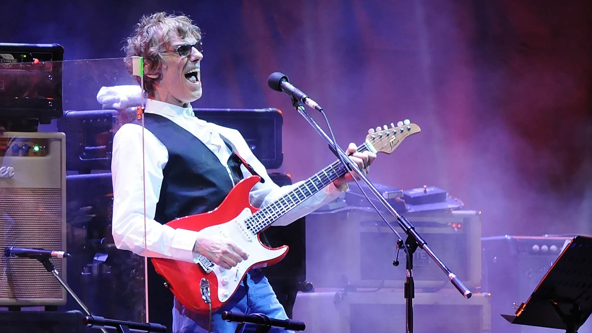 Luis Alberto Spinetta con su famosa guitarra (foto NA: Laura Tenenbaum)