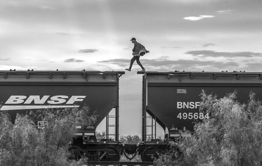 El fotógrafo venezolano Alejandro Cegarra se alzó con el premio del proyecto "a largo plazo" con sus imágenes monocromo de migrantes - Instagram