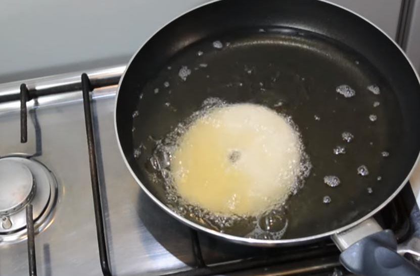 Así se hacen las tortas fritas, el alimento especial para un día lluvioso.