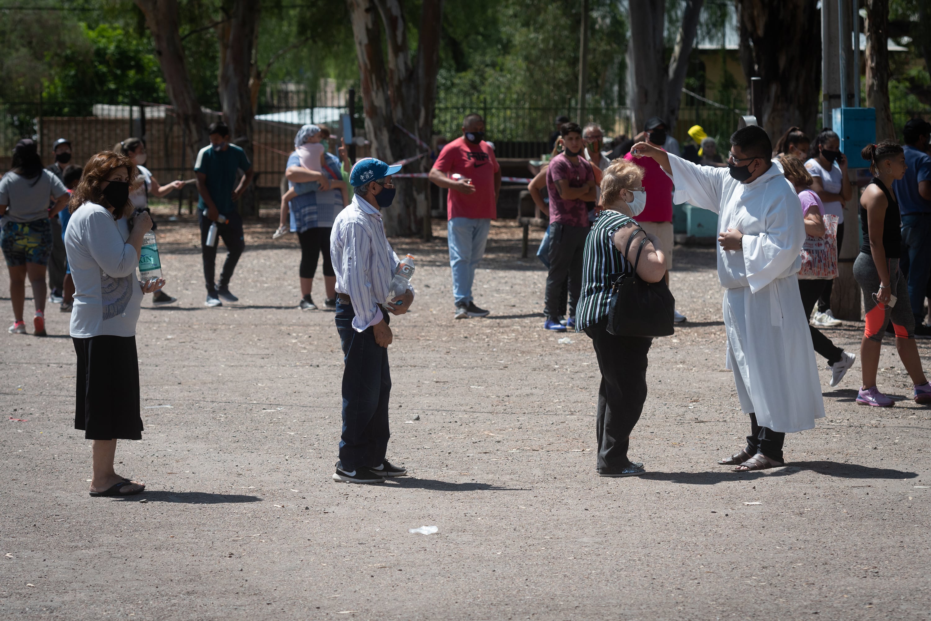 Un sacerdote bendice a los feligreses que llegaron hasta el santuario.