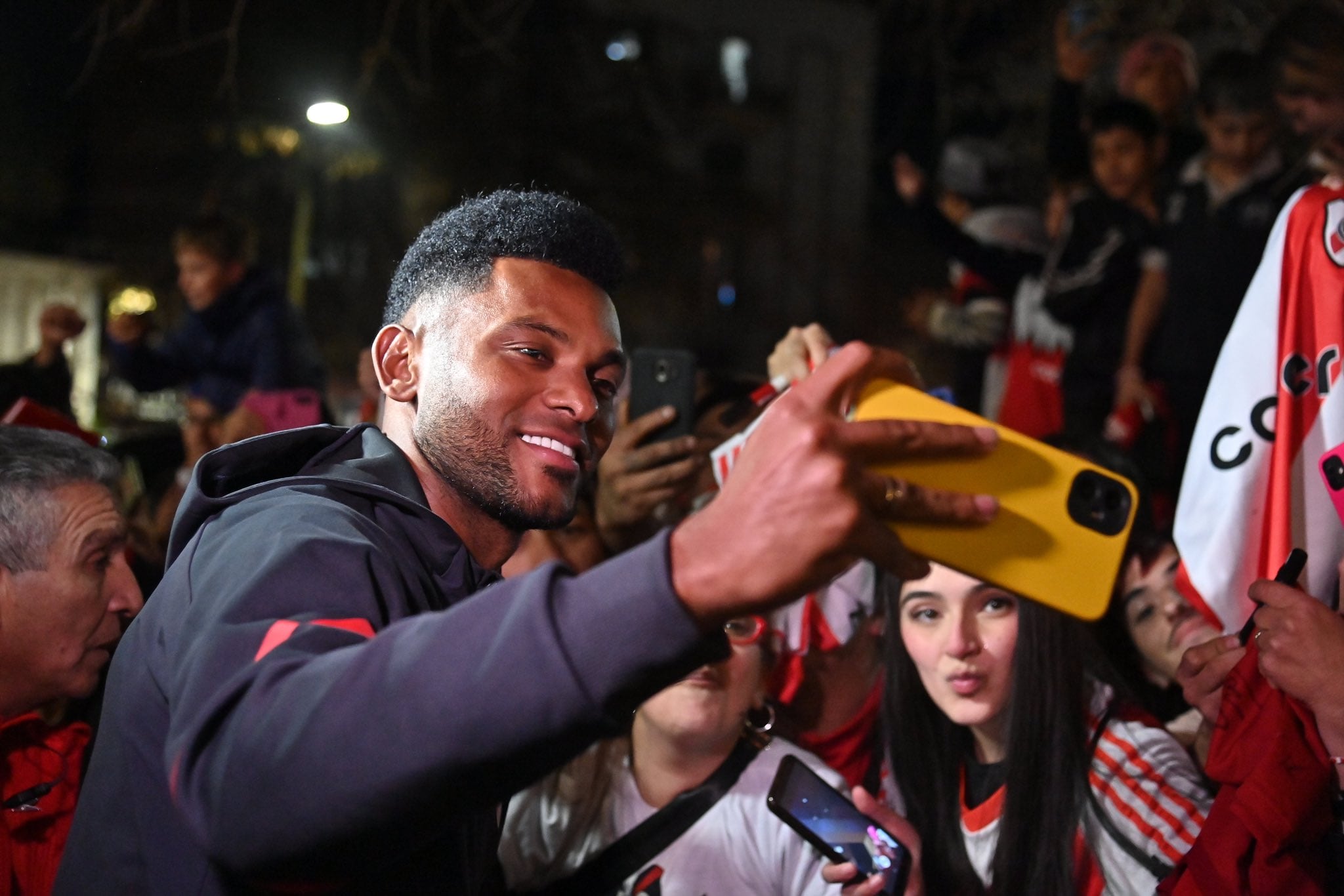 River llegó a Mendoza para enfrentar a Godoy Cruz y los jugadores se hicieron fotos con los hinchas. Foto: Prensa River Plate