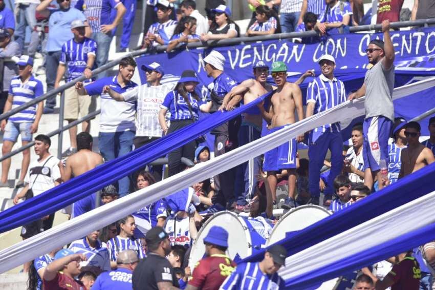 
    Los hinchas fieles de Godoy Cruz ubicados en la Popular Sur. / DIEGO PARES (LOS ANDES).
   