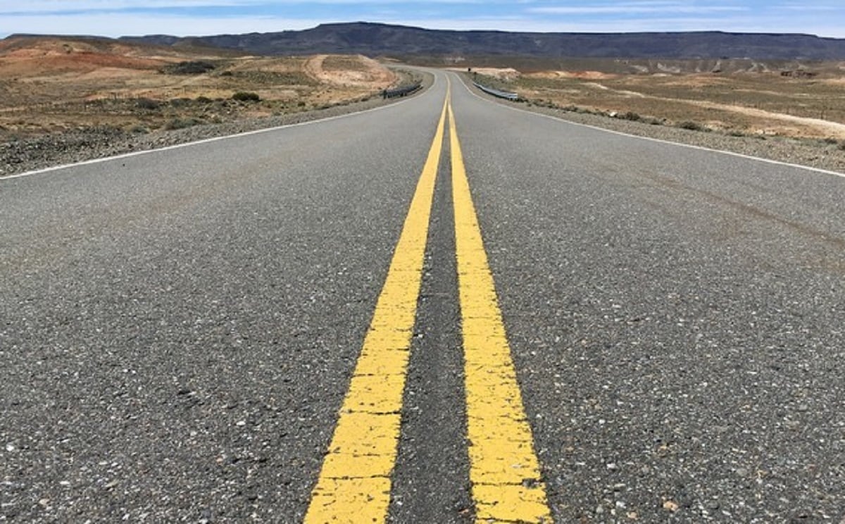 Doble línea amarilla en ruta: está prohibido adelantarse y cada línea corresponde a un sentido de la vía (Foto ilustrativa)