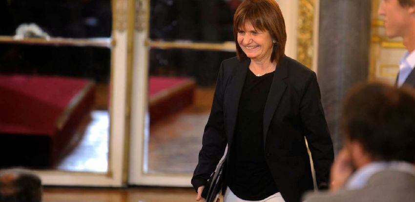 
Bullrich firmó el nuevo reglamento el 27 de noviembre, después de los disturbios en el partido River-Boca. | Gentileza / Clarín
   