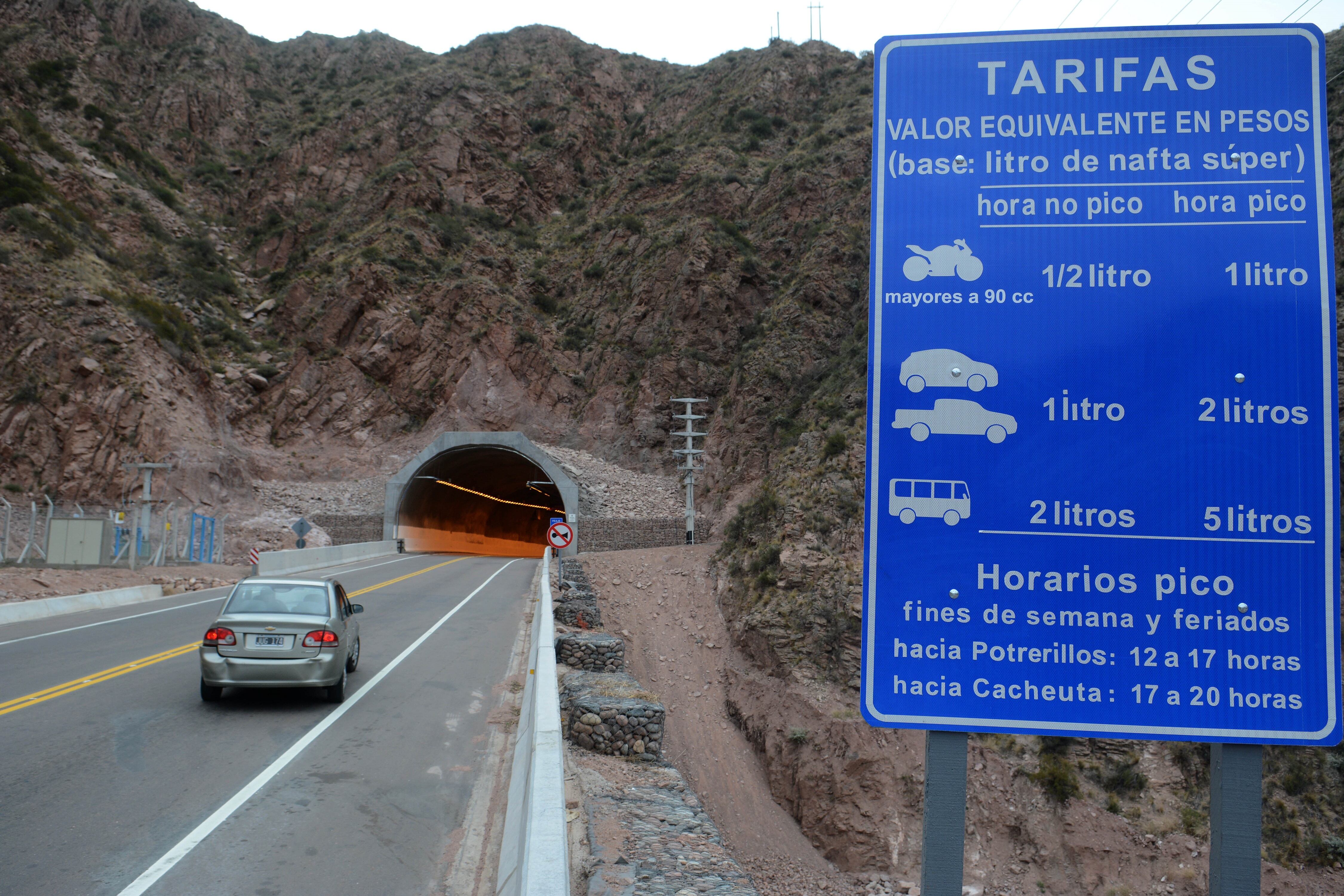 La ecuación de lo que hay que pagar por cruzar el túnel depende del tipo de vehículo y el día en que se pasa por el lugar.