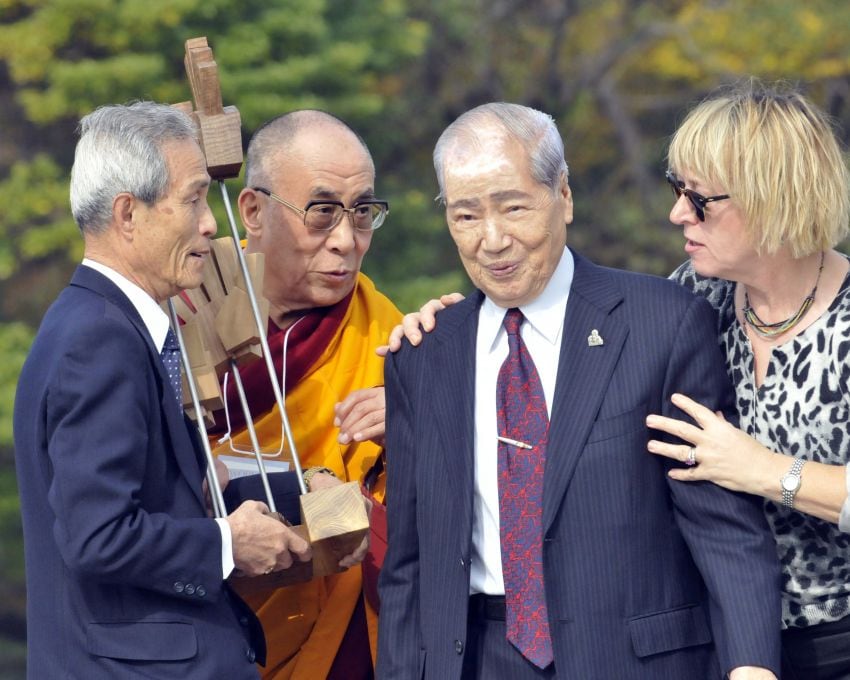 
Sunao Tsuboi junto al Dalai Lama y a Judy Williams  | AFP
   