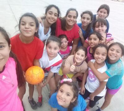 
    Las chicas del Polimeni que entrenan con la profe Yasmín García.
   