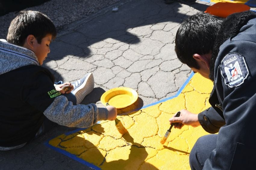 
Uno de los hijitos de Cussi ayuda a pintar su estrella. | Marcelo Rolland / Los Andes
   