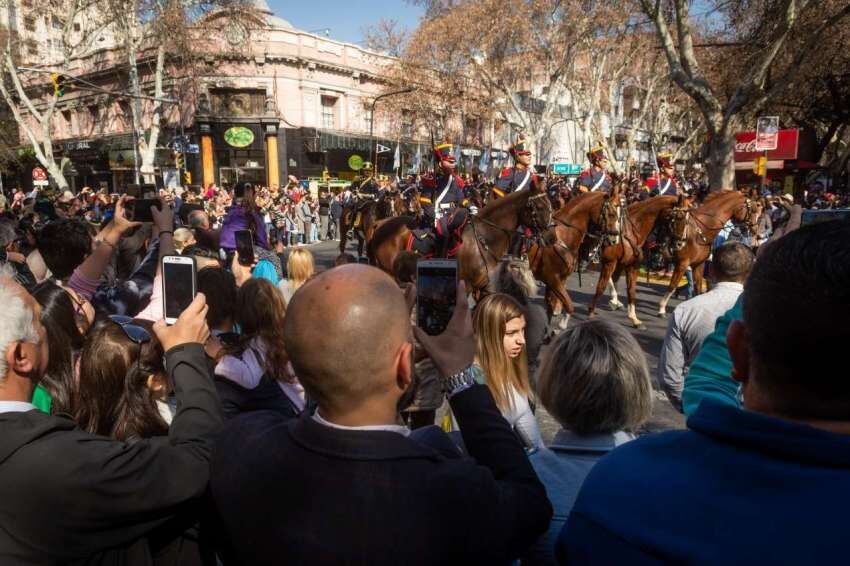 
El desfile sorprendió a mendocinos y turistas que paseaban por el microcentro. | Ignacio Blanco / Los Andes
   