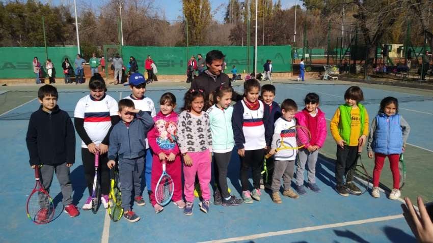 
    Regatas, escuela de tenis numeroso que inicia desde los 4 años. 
   