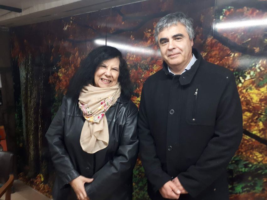 
Nené Ramallo y Raúl Pedone, editor general de Los Andes, en la librería García Santos, donde se presentó la obra.  | Orlando Pelichotti / Los AndesSOCI
   