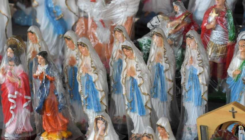 
Imágenes. Estatuillas de la Virgen y otras figuras del santoral, a la venta en las inmediaciones del templo. | Orlando Pelichotti / Los Andes
   