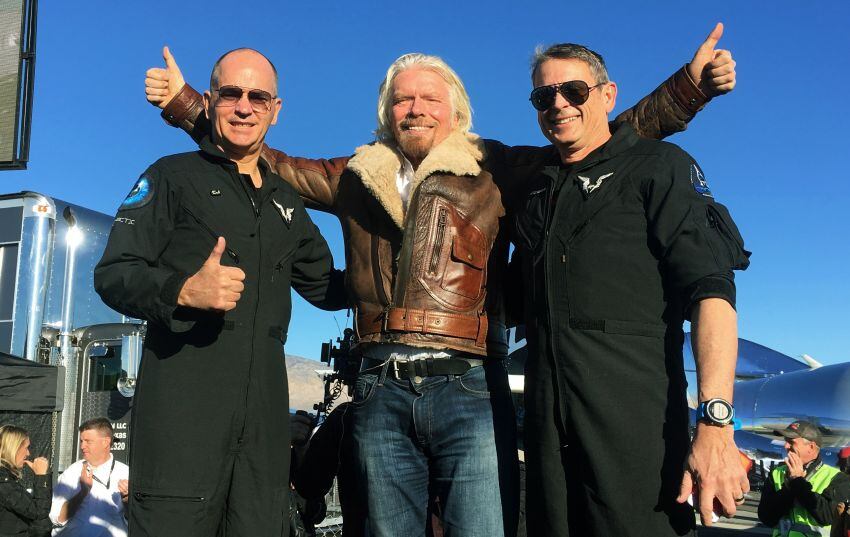 
Los pilotos. Rick Sturckow, Richard Branson, de Virgin Galactic (al medio) y Mark Stucky.  | AP
   