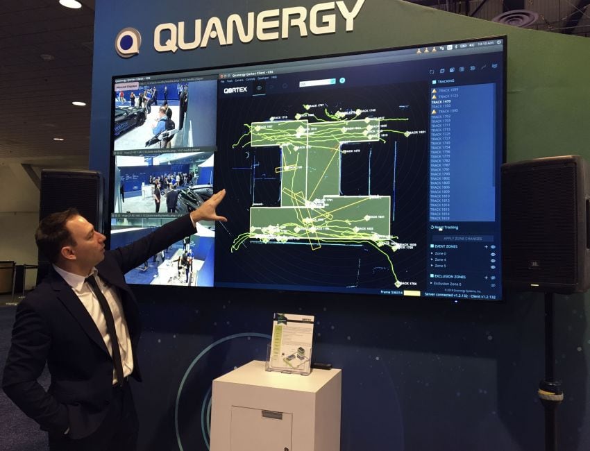 
    Murat Atalay de Quanergy, con sede en California, muestra una pantalla de tecnología basada en sistemas de autos autónomos que podrían usarse para un muro fronterizo virtual durante el CES 2019 en Las Vegas - AFP
   