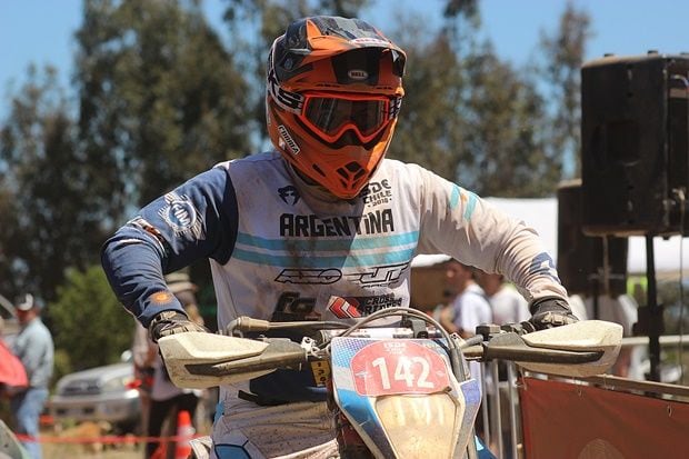 
    Fernando Correa quedó muy cerca del oro dentro de una confusa situación donde estaba inscripto en E2 con una 450cc y le terminaron dando una 500cc. y tuvo que correr en E3.
   