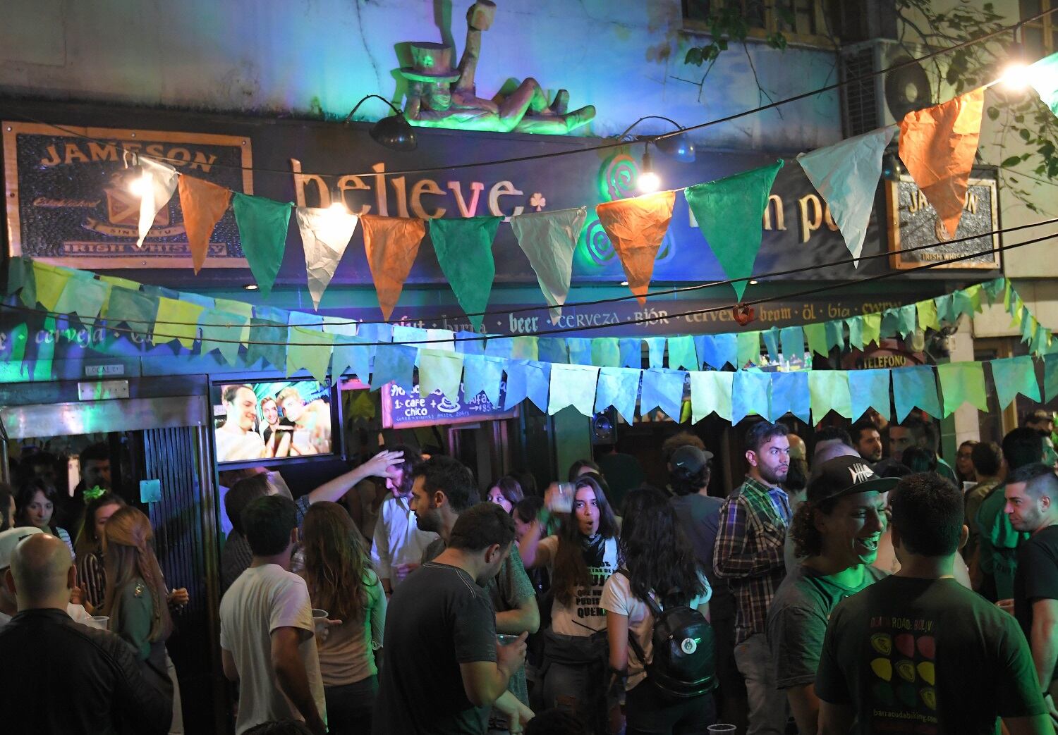 San Patricio: la fiesta que “irlandiza” al mundo entero, invita a beber cerveza y tiñe las calles de verde. Foto: Orlando Pelichotti / Los Andes.