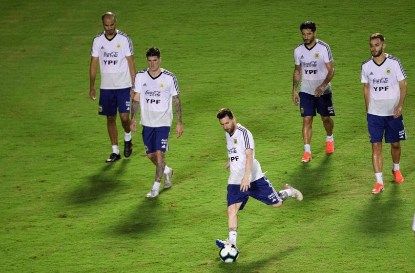 
Zurda mágica. Durante el reconocimiento del campo ayer, Messi aprovechó para lucirse. | Télam
   