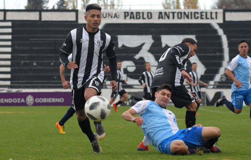 
¡Lobo está! Cortés deja en el piso a Roques, mientras Andrada se da vuelta. Gimnasia derrotó al CEC.  | Orlando Pelichotti / Los Andes
   