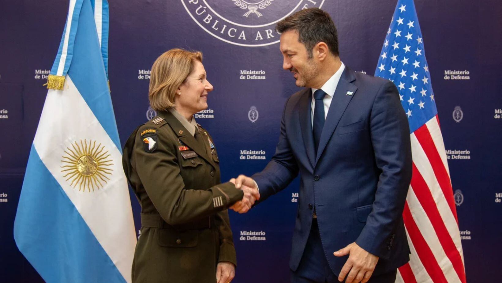 El ministro de Defensa, Luis Petri junto a Laura Richardson.