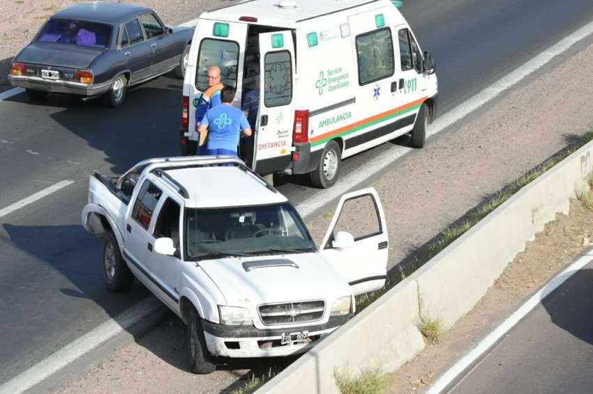 
    La camioneta chevrolet S10 impactó contra la barrera de contención que divide los carriles. - Mariana Villa / Los Andes
   