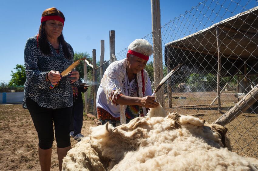 
Noemí Jofré y Silvia Sánchez, de las comunidades huarpes, durante la ceremonia. | Ignacio Blanco / Los Andes
   