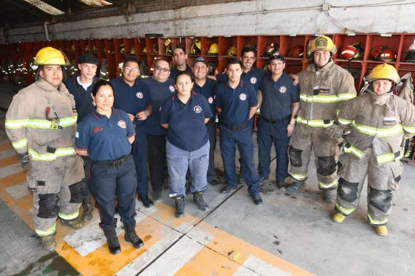 
    Parte de los integrantes del cuerpo de Bomberos Voluntarios de Guaymallén. Foto: José Gutiérrez.
   