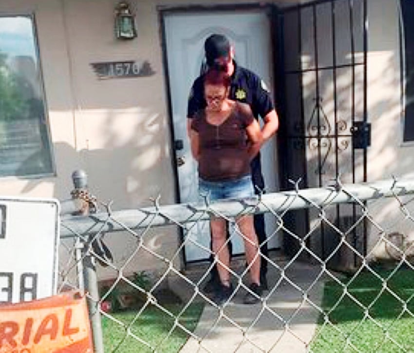 
Deborah Culwell siendo detenida por el Servicio de Animales del Condado de Riverside | AP
   