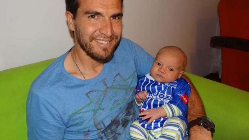 
    David, junto a su hijo Bruno. "Nació y ya tenía su camiseta. Ahora verá al padre con la del Tomba", dijo el Mago hace un tiempo.
   