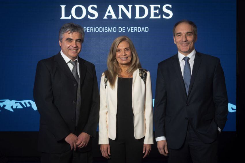 
     Raúl Pedone, editor general de Los Andes y Luis García, gerente general, junto la vicegobernadora Laura Montero - Ignacio Blanco / Los Andes 
    