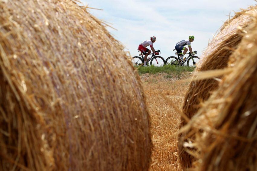 
Foto: AP | El francés Stephane Rossetto, a la izquierda, y el belga Aime De Gendt durante la undécima etapa.
   