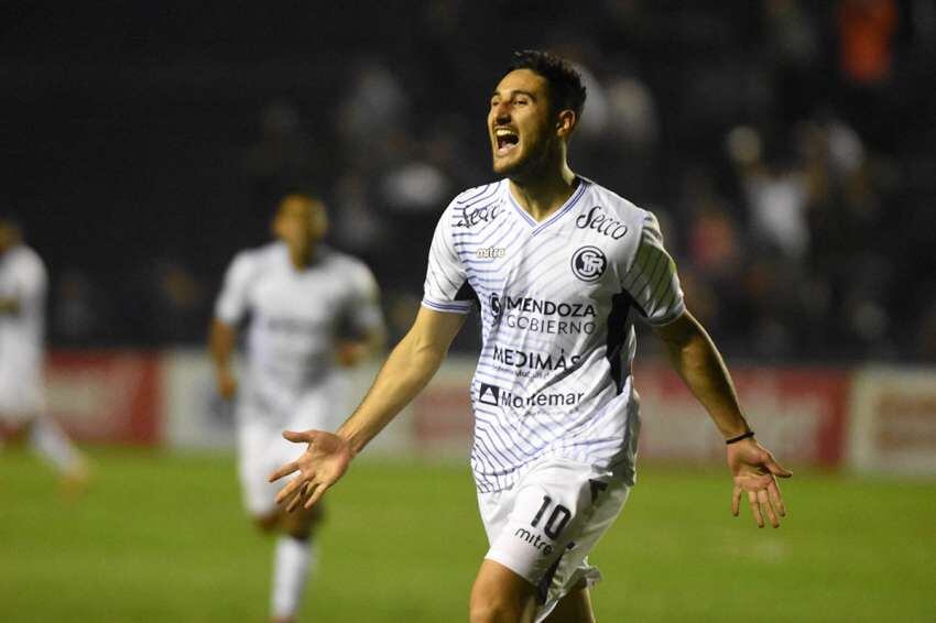 
Golazo. Viguet abrió el marcador con un remate rasante que se clavó junto a un palo. Fue el mejor de una noche irregular.  | Gustavo Rogé / Los Andes
   