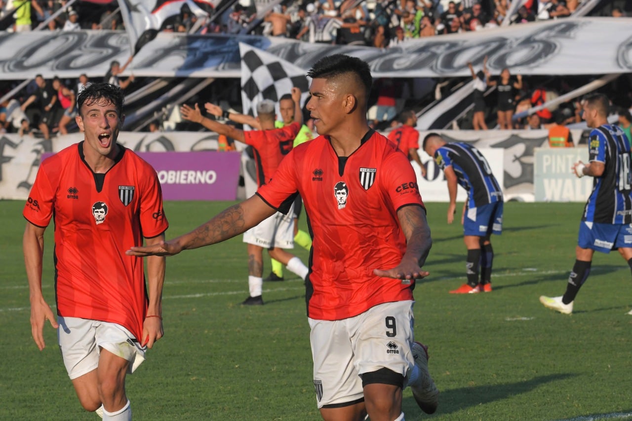 Ramón Lentini (derecha), una de las cartas de gol de Diego Pozo en el Lobo. / Los Andes 