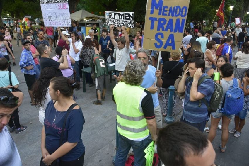 
Una vez más, la protesta inició pasadas las 20 en la plaza Independencia. | Diego Parés / Los Andes
   