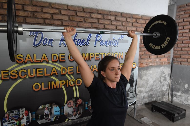 
Heredera. Sofía es la tercera generación de pesistas. Su abuelo fue olímpico y ella lo sigue.  | Gustavo Rogé / Los Andes
   