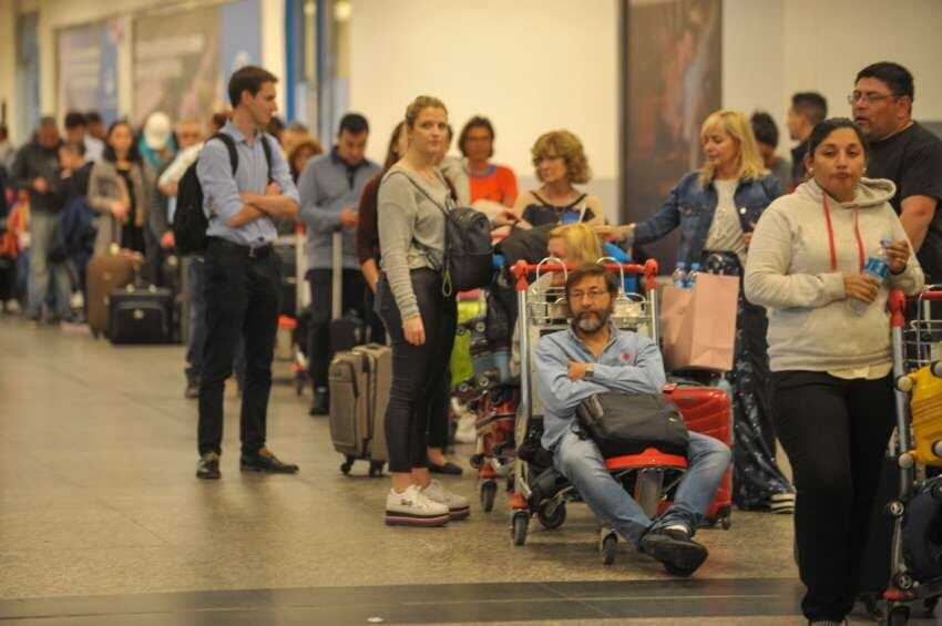 
Miles de pasajeros fueron afectados por las asambleas de aeronáuticos en Aeroparque | Clarín
   